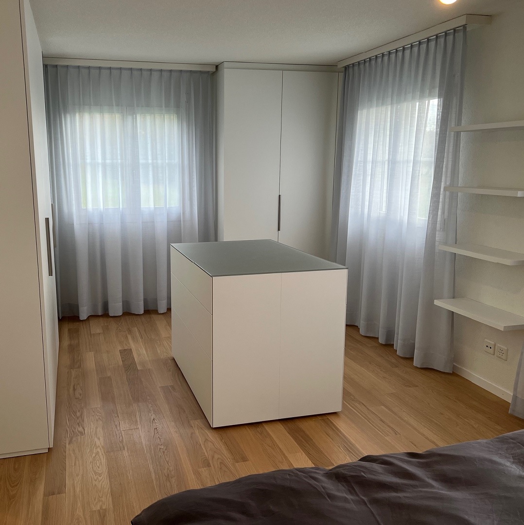 Messer_Wohnen_Schlafzimmer_Parkett_Ankleide_Kleiderschrank_Vorhang_1